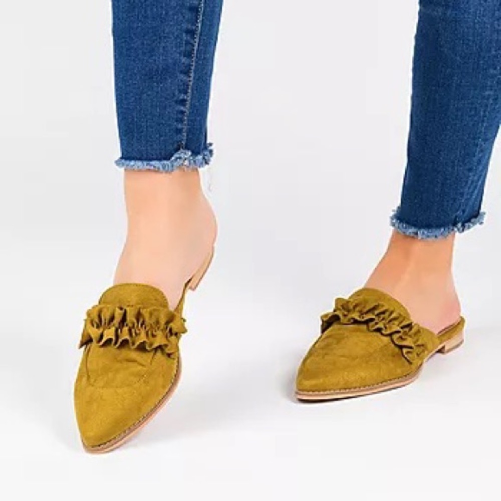 JOURNEE COLLECTION Kessie Pointed Toe Slip On Mule‎